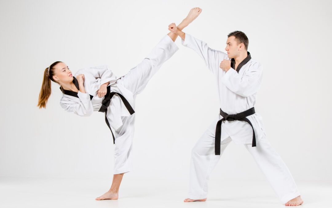 en formación practicando patadas en una clase de taekwondo, expresando pasión y empoderamiento.