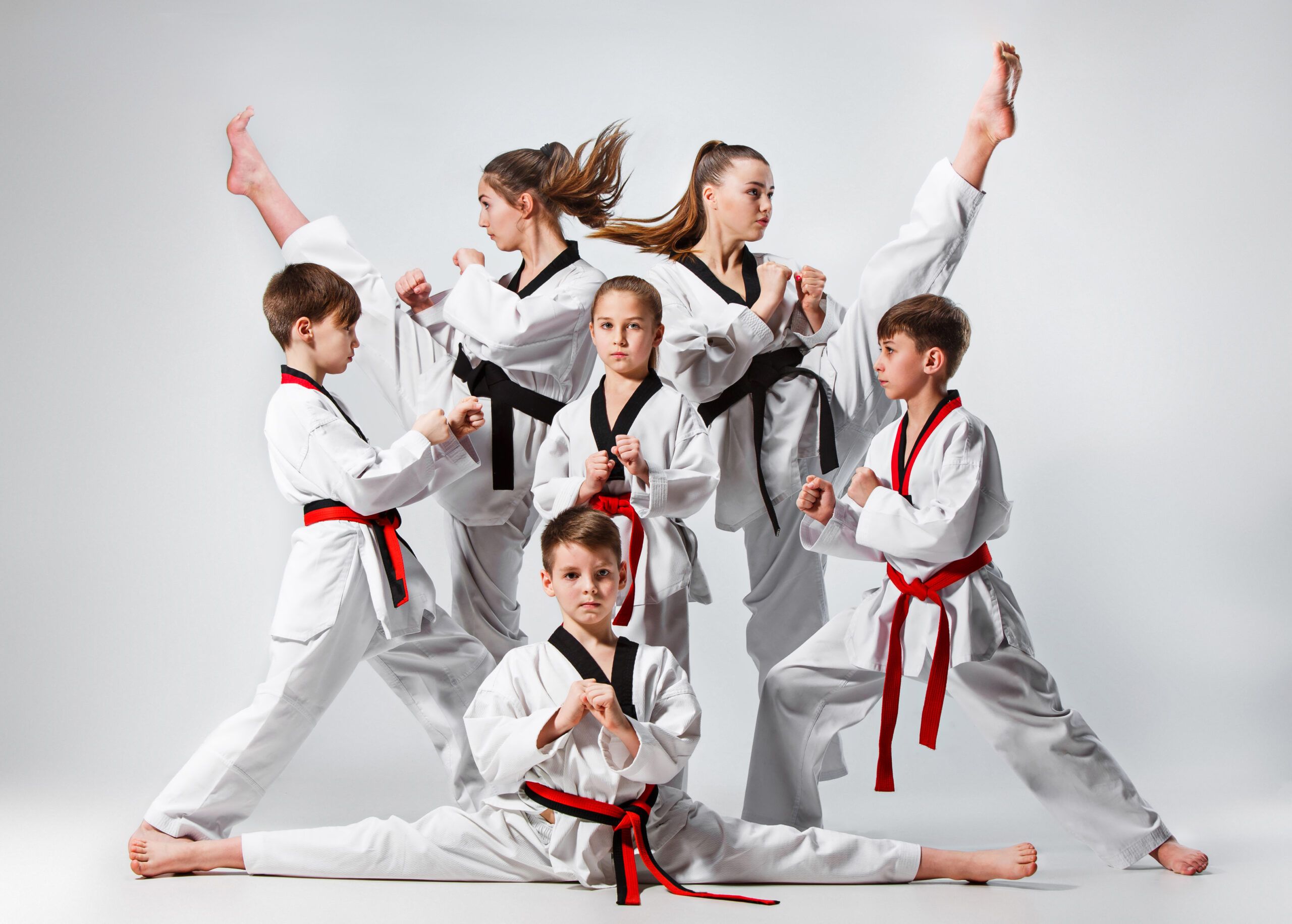 Practicantes de Taekwondo entrenando velocidad y precisión