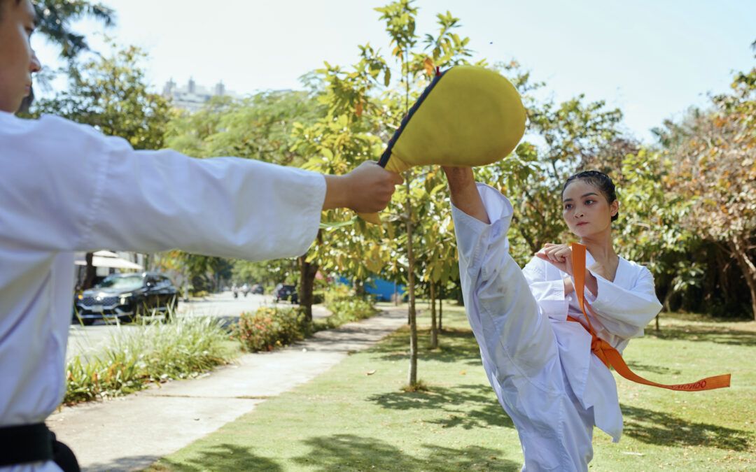 Mujer ejecutando una patada de Taekwondo durante un combate